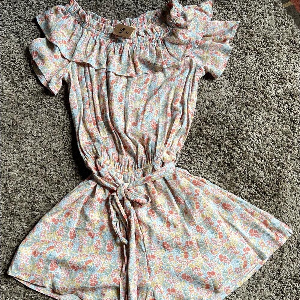 Womens Floral Romper.  Size S. NWT